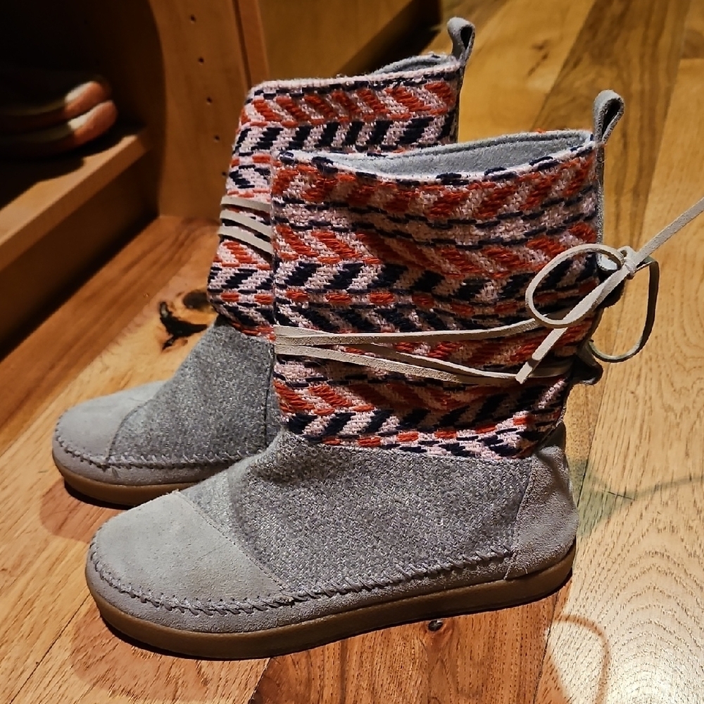 Toms Stylish Boots with Patterned Design